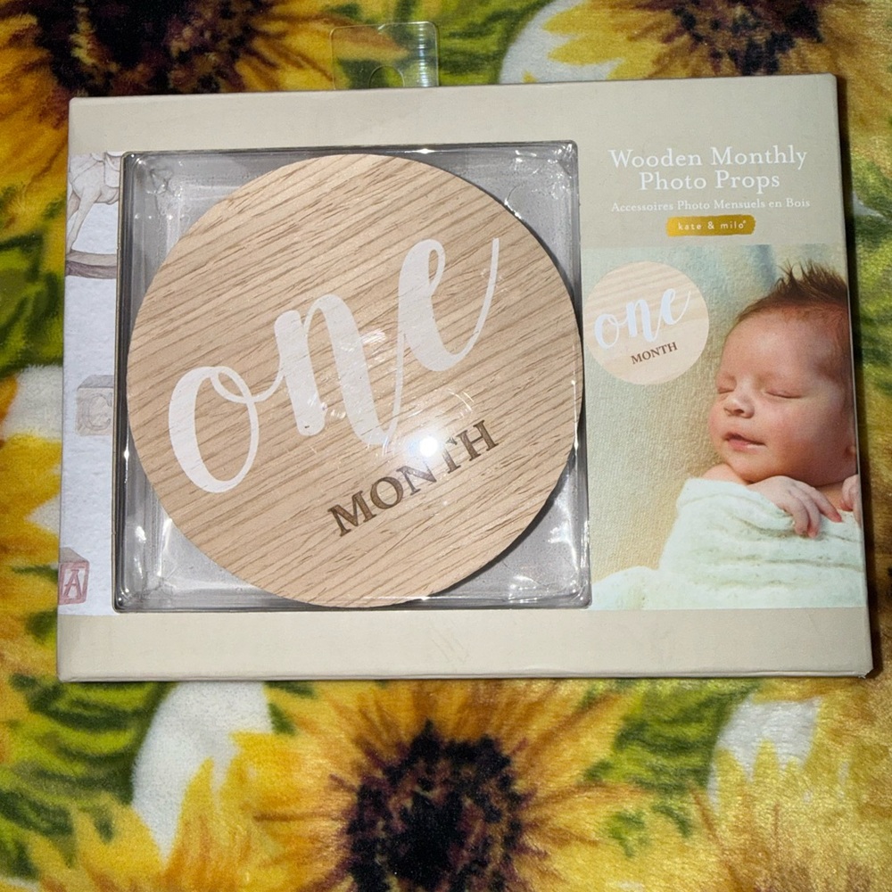 Pearhead Natural Wood and White Monthly Photo Prop Set